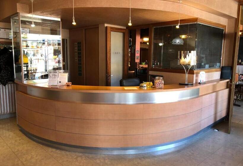 酒店 Logis Hôtel Restaurant Le Commerce