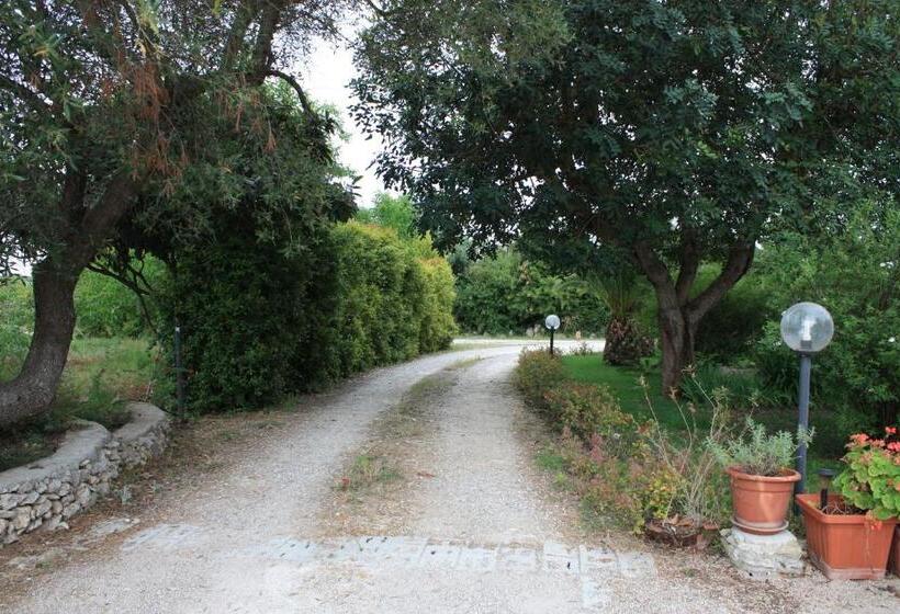 تختخواب و صبحانه La Macchia
