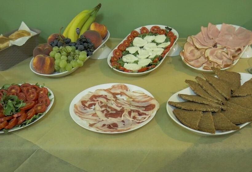 مسافرخانه Naxos Laguna Beach