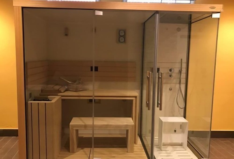 مسافرخانه Naxos Laguna Beach