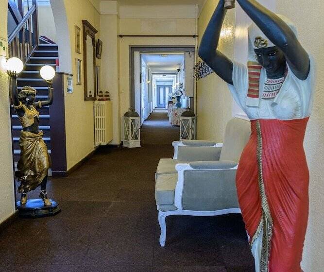 هتل Hôtel De La Cloche