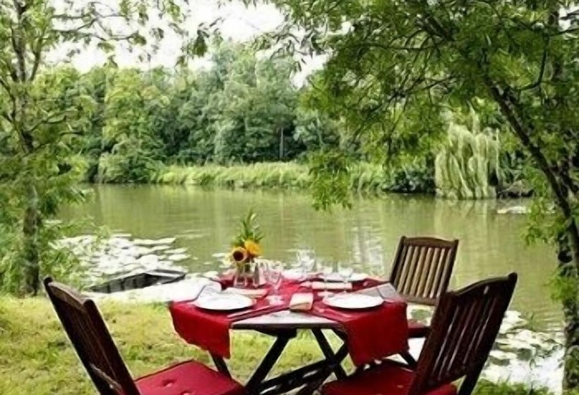 ホテル Logis Auberge De La Riviere