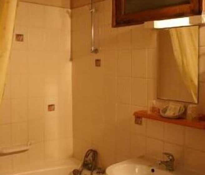هتل Logis Auberge Le Colombien   Hôtel Et Restaurant