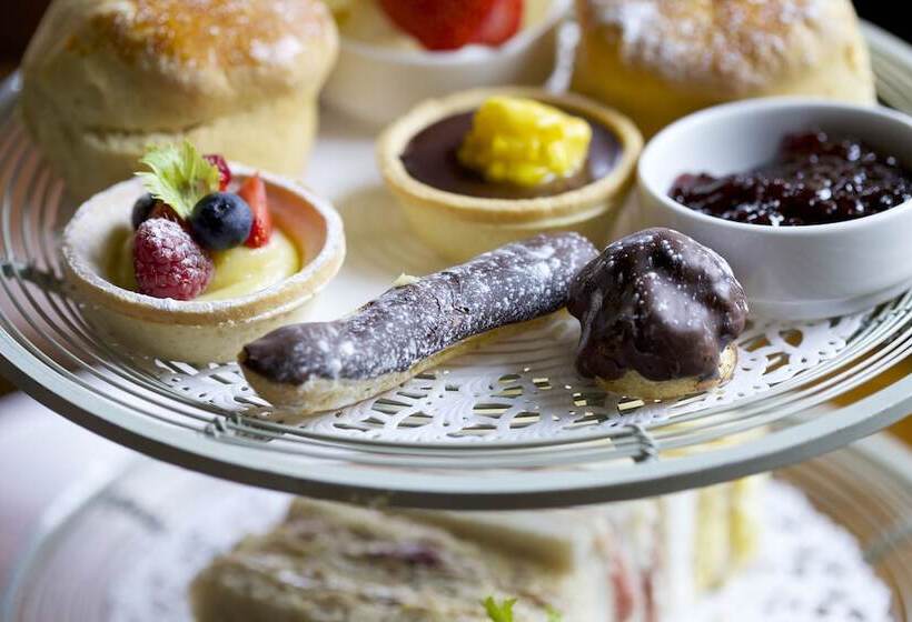 Отель The Manor House