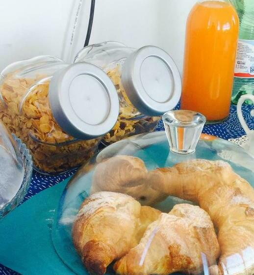 تختخواب و صبحانه Laris
