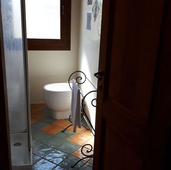 فندق ريفى La Torre Rossa