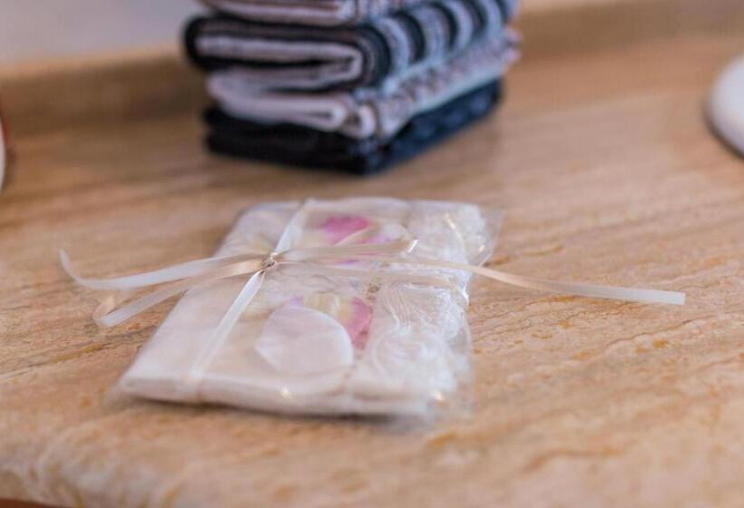 مبيت وإفطار Suite Cucinino, Bagno, Ingresso Indipendente In Villa Vìvì