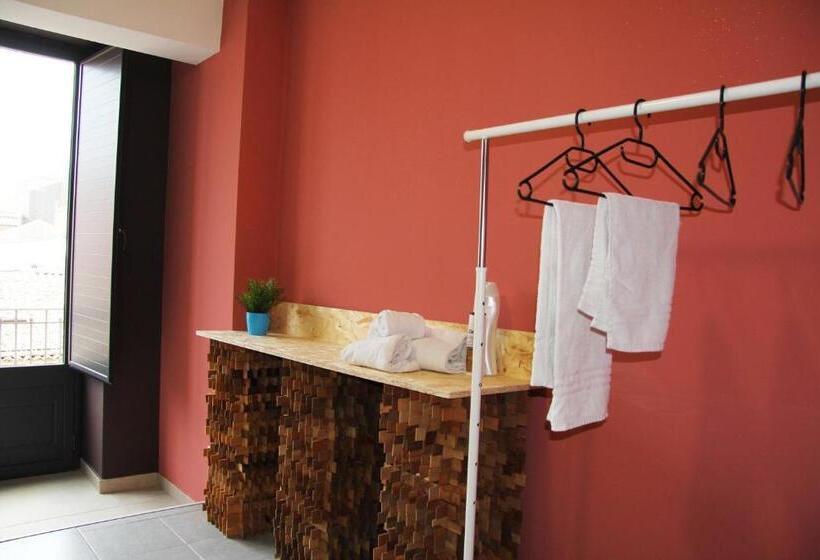 تختخواب و صبحانه Urban Pop Hostel & Bnb