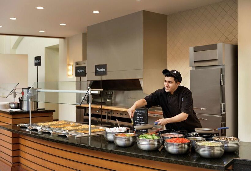 هتل Embassy Suites  Boston Logan Airport