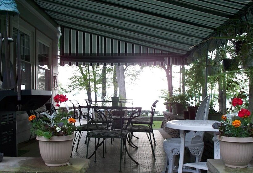 مبيت وإفطار Maple Springs Lake Side Inn