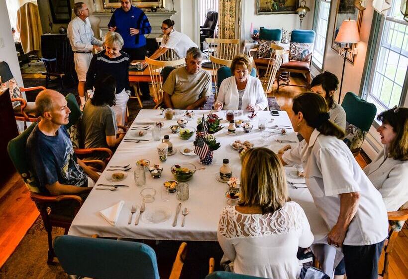 مبيت وإفطار Maple Springs Lake Side Inn