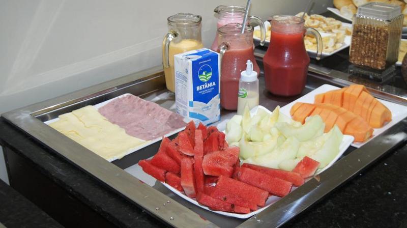 Отель Manos Royal