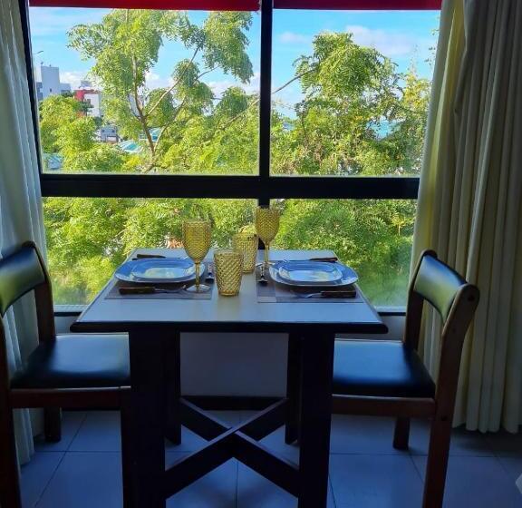 Отель Manos Royal