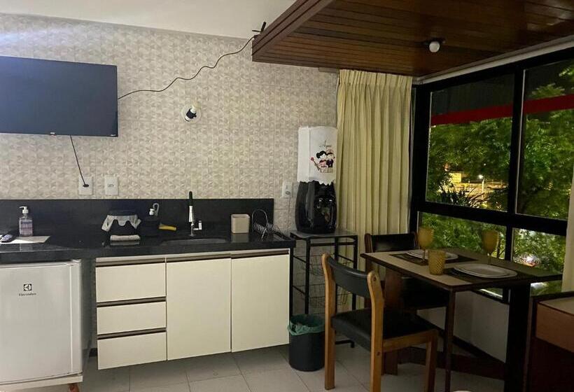 Отель Manos Royal