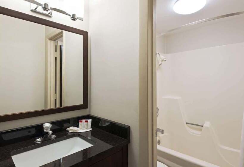 هتل Ramada By Wyndham Boston