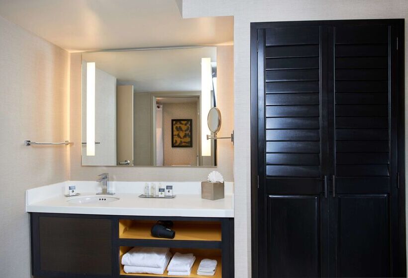 هتل Doubletree By Hilton Fresno Convention Center