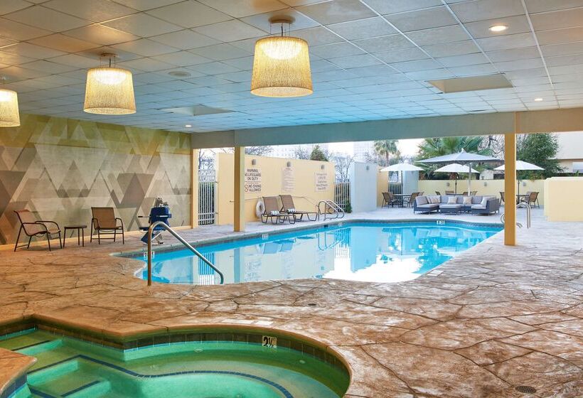 هتل Doubletree By Hilton Fresno Convention Center