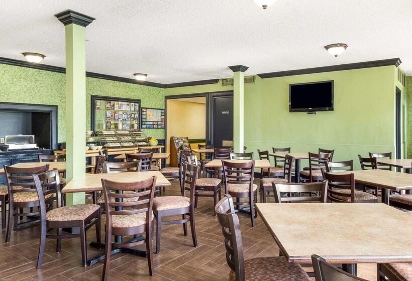 هتل Quality Inn & Suites On The Beach