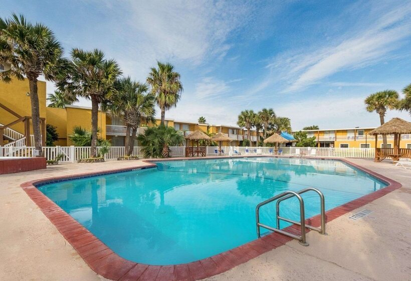 هتل Quality Inn & Suites On The Beach