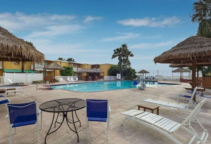 هتل Quality Inn & Suites On The Beach
