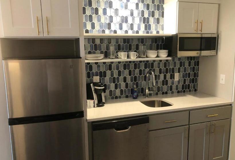 هتل Fenwick Shores, Tapestry Collection By Hilton