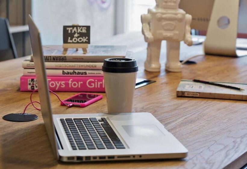 Отель Moxy Lisboa Oriente