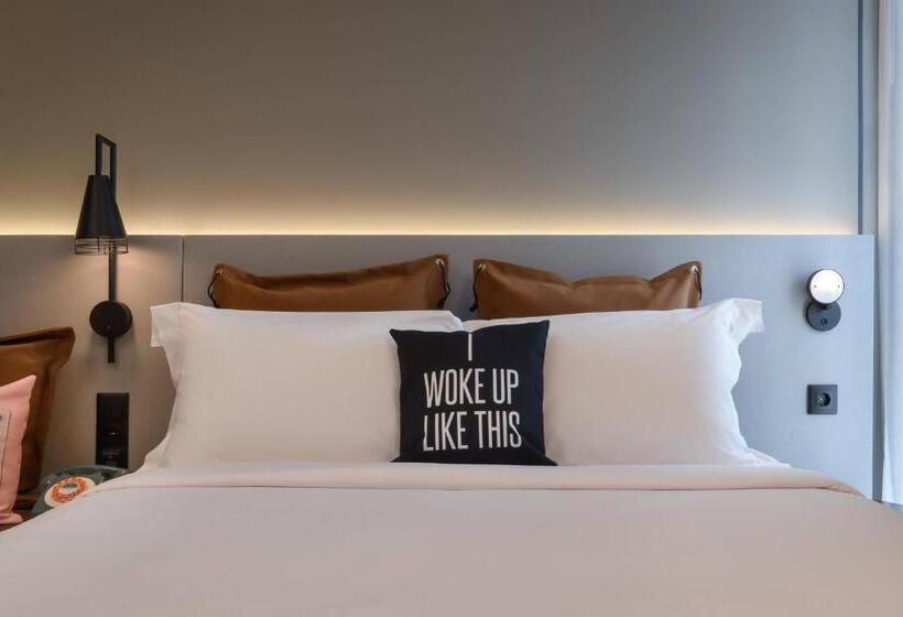 Отель Moxy Lisboa Oriente