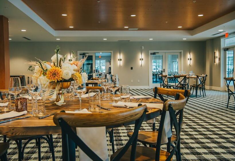 호텔 Voco Saranac Lake Ny Waterfront, An Ihg