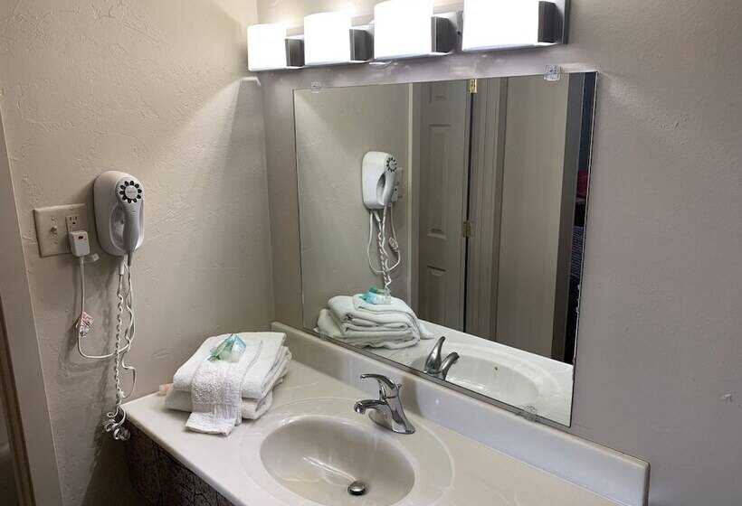 فندق على الطريق Econo Lodge Neenah
