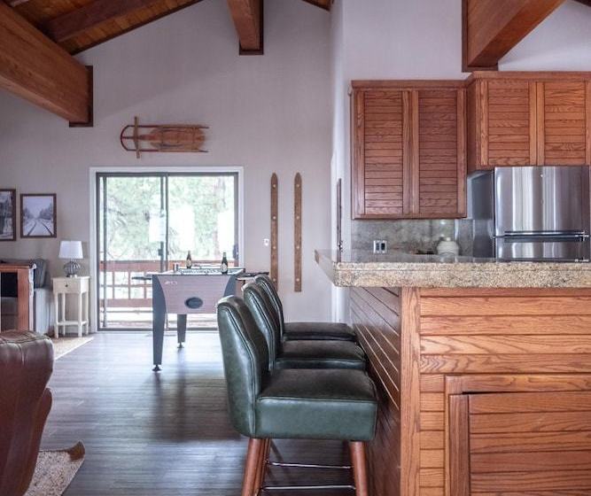 Tarly  Serene Cabin W Two Patios & Hot Tub In Incline Village