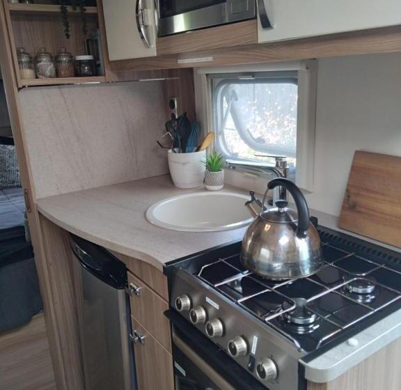 Bed and Breakfast Caravan Glamping Accommodation