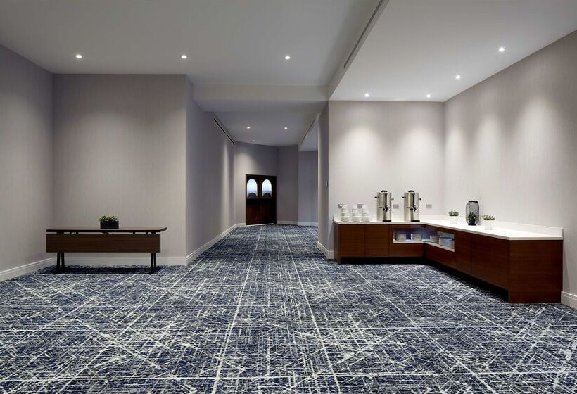 هتل Doubletree By Hilton Montreal