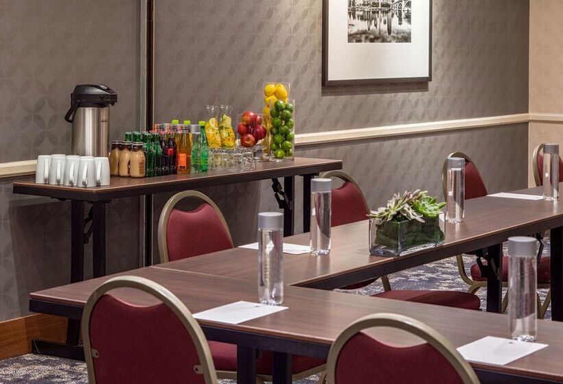 בית מלון כפרי Doubletree Suites By Hilton Minneapolis Downtown