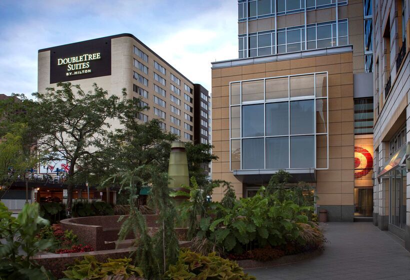 בית מלון כפרי Doubletree Suites By Hilton Minneapolis Downtown