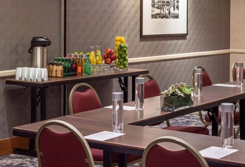 בית מלון כפרי Doubletree Suites By Hilton Minneapolis Downtown