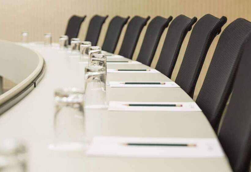 هتل Ivey Spencer Leadership Centre