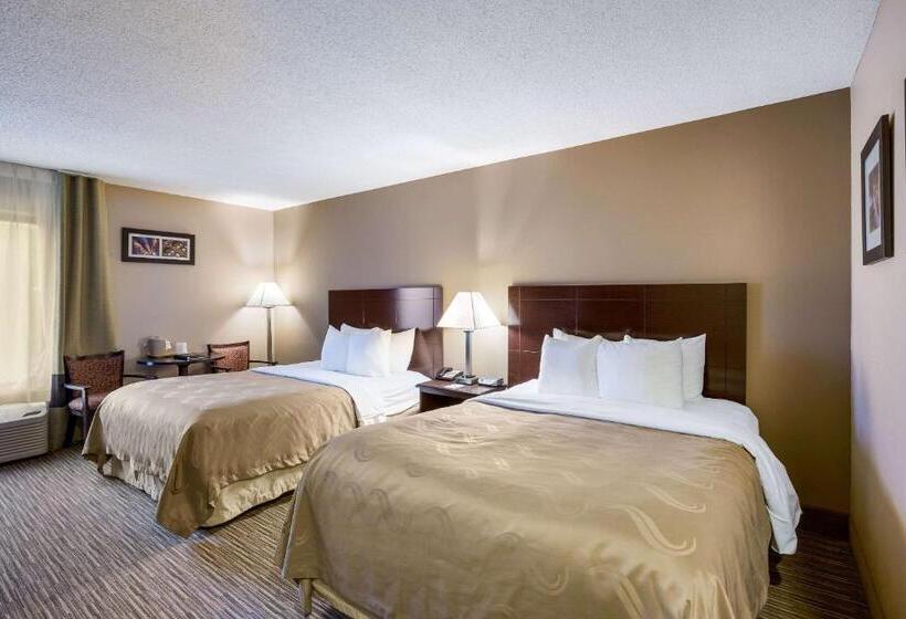 هتل Quality Inn I70 Near Kansas Speedway