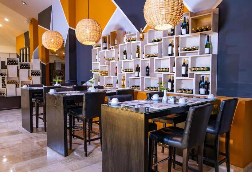 هتل Smart Cancun The Urban Oasis
