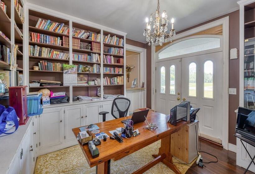 צימר Monroe Manor Inn