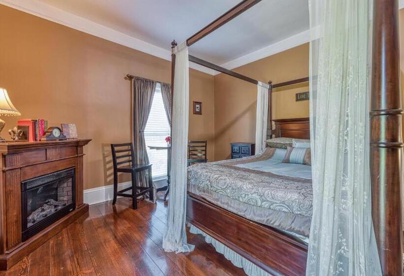 צימר Monroe Manor Inn