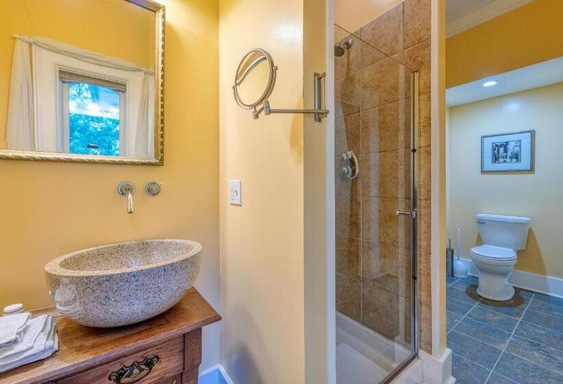 צימר Monroe Manor Inn