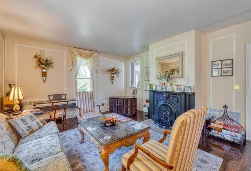 צימר Monroe Manor Inn