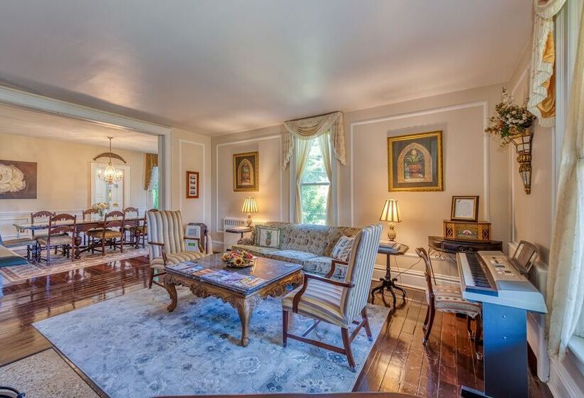 צימר Monroe Manor Inn