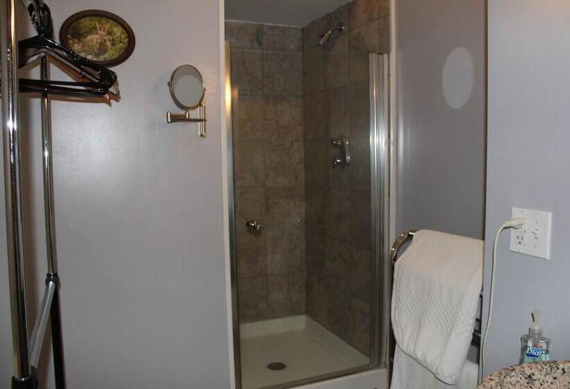 צימר Monroe Manor Inn