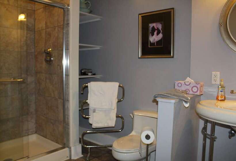 צימר Monroe Manor Inn