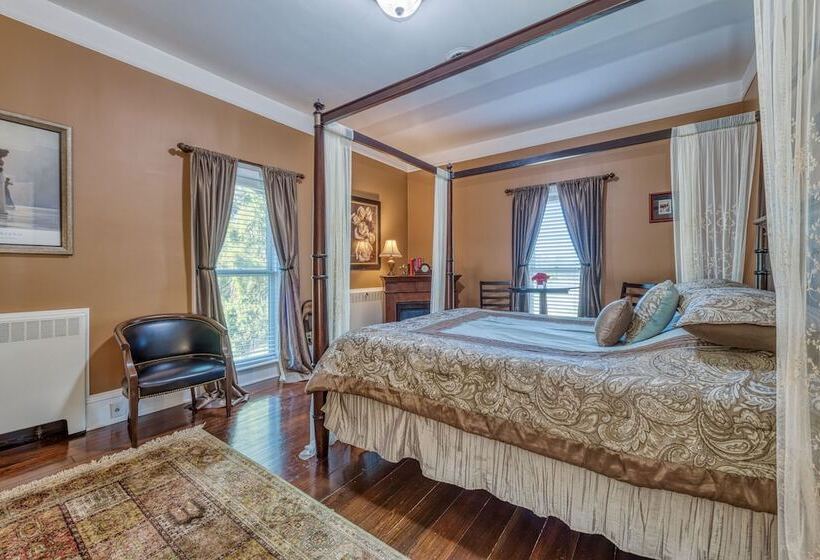 צימר Monroe Manor Inn