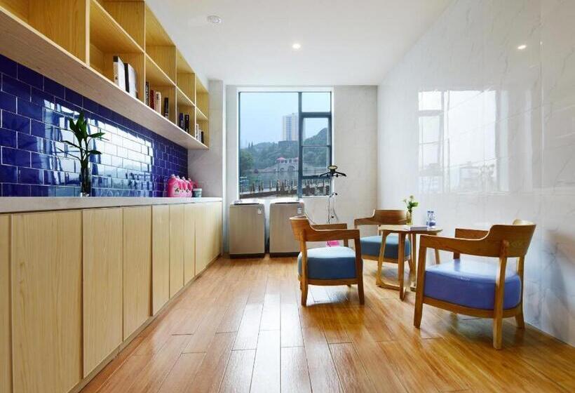 Kyriad Marvelous Hotel Yiyang Xiufeng Park