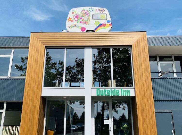 فندق Outside Inn