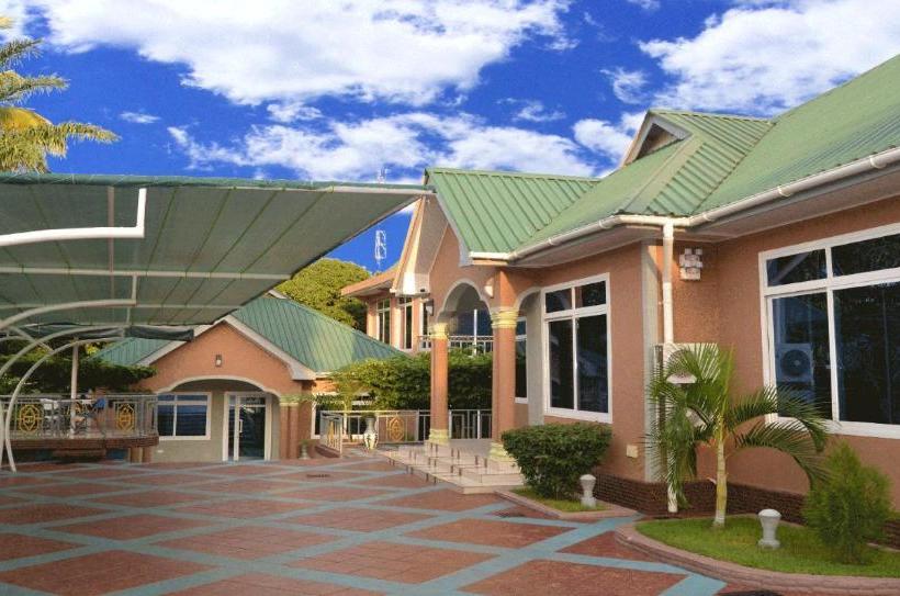هتل Triple J Resort