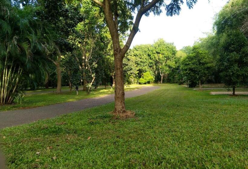 فندق Oasis Tourist Park